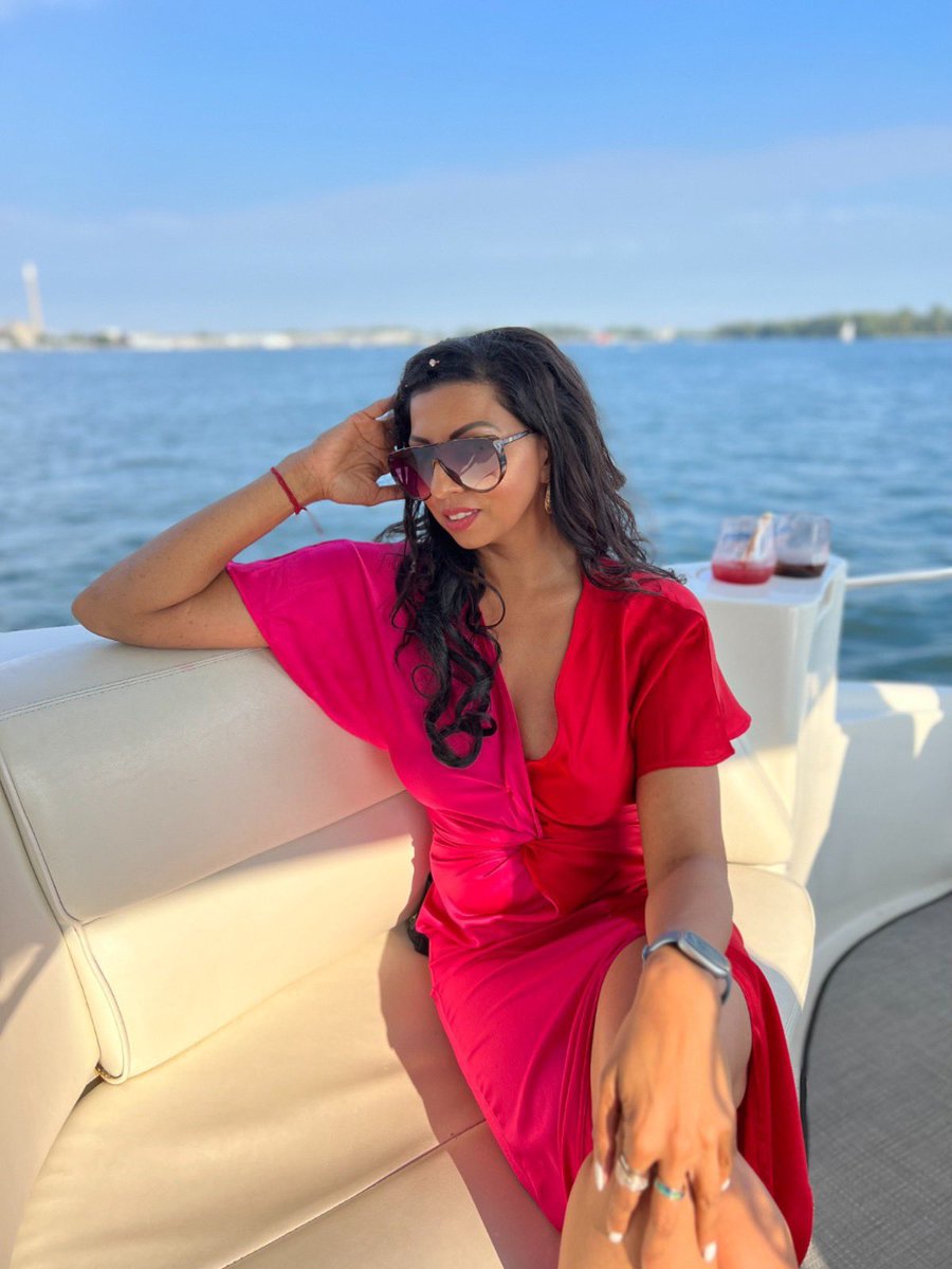 lisapatel01's tweet photo. “Dance with the waves, move with the sea, let the rhythm of the water set your soul free”. 
Christy Ann Martin. 

Happy Friday 💕!.

#lovethewater #lisapatel #soultime https://t.co/91FtinmKxj