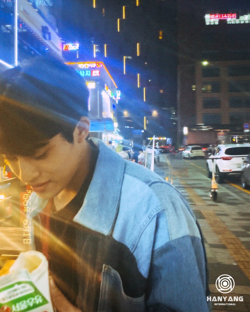 blcommunity_int's tweet image. 💬 The first word that comes to mind when people look at Barcode is ‘COOL’ .' He looks like a charming boy against the night sky in Seoul✨
#WujuBakery #Barcodetin #HanyangInternational