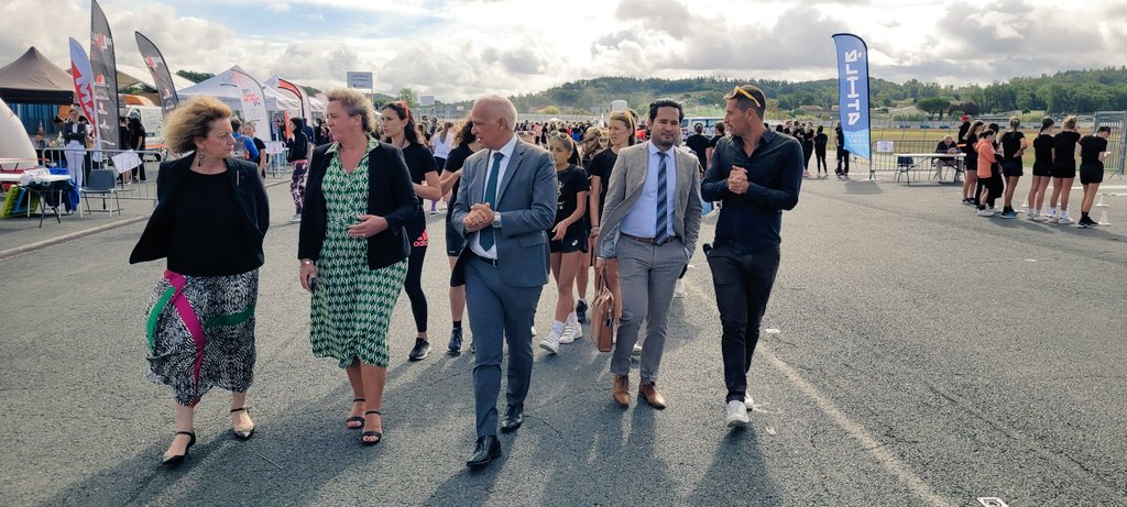 🏃‍♀️Le recteur <a href="/MostafaFourar/">Mostafa Fourar</a> a lancé le départ de la plus grande course #ColorRun de France aux côtés de la maire <a href="/StephanieGCAlbi/">Stephanie Guiraud-Chaumeil</a> et @giraultolivier1  directeur national <a href="/unss/">UNSS_National</a> : 3400 collégiennes et lycéennes de <a href="/actoulouse/">Académie de Toulouse</a> courent 3km dans une ambiance festive et colorée !