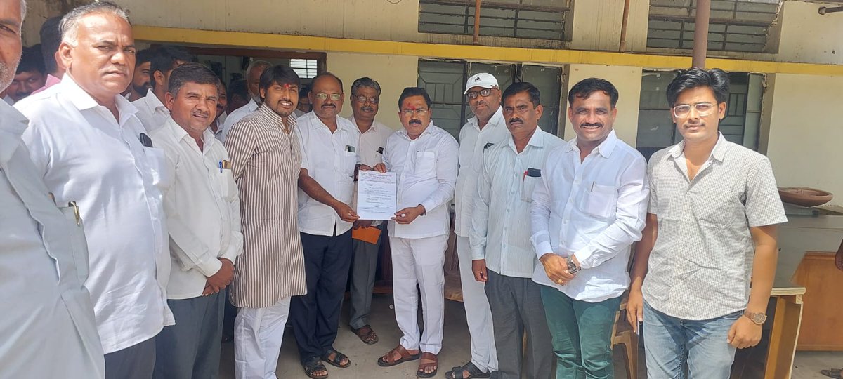 मोहोळ तालुक्याचे आमदार मा.यशवंत तात्या माने साहेब यांना आज मोहोळ तालुका शिक्षक संघाच्या वतीने शिक्षकांच्या प्रलंबित प्रश्नासंदर्भात निवेदन देण्यात आले. यावेळी अहिल्याबाई होळकर विद्यापीठाचे सिनेट सदस्य मा.अजिंक्यराणा पाटील साहेब उपस्थित होते @YashwantManeNCP  <a href="/AjinkyaranaNCP/">Ajinkyarana Patil</a>