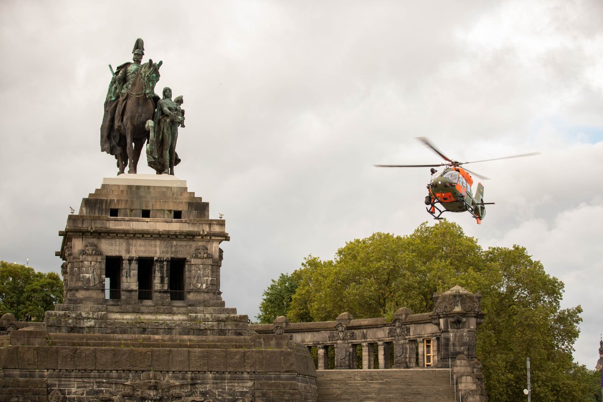 Mit einem wissenschaftlichen Symposium sowie der Landung von „Christoph 23“ des #ADAC und einem #SAR-Hubschrauber der #Bundeswehr am Deutschen Eck feiert Koblenz 50 Jahre #Luftrettung. Beide Maschinen stehen morgen auch von 10-17 Uhr am Moselufer (WTD41) beim Tag der offenen Tür.