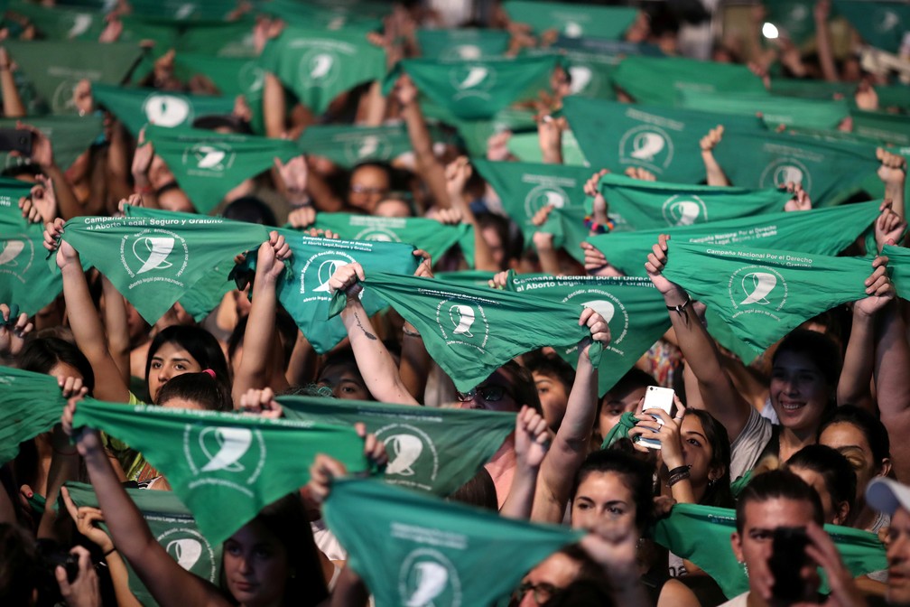 luboiteux's tweet photo. 🚨ALERTA FEMINISTA! Rosa Weber já votou a favor da descriminalização do aborto e estamos vivendo um momento histórico. Agora é importante seguir pressionando os demais ministros do STF, nas ruas e nas redes! Tirem os lenços verdes do armário! #NemPresaNemMorta 🌿✊🏼 https://t.co/c7DgmphBz4