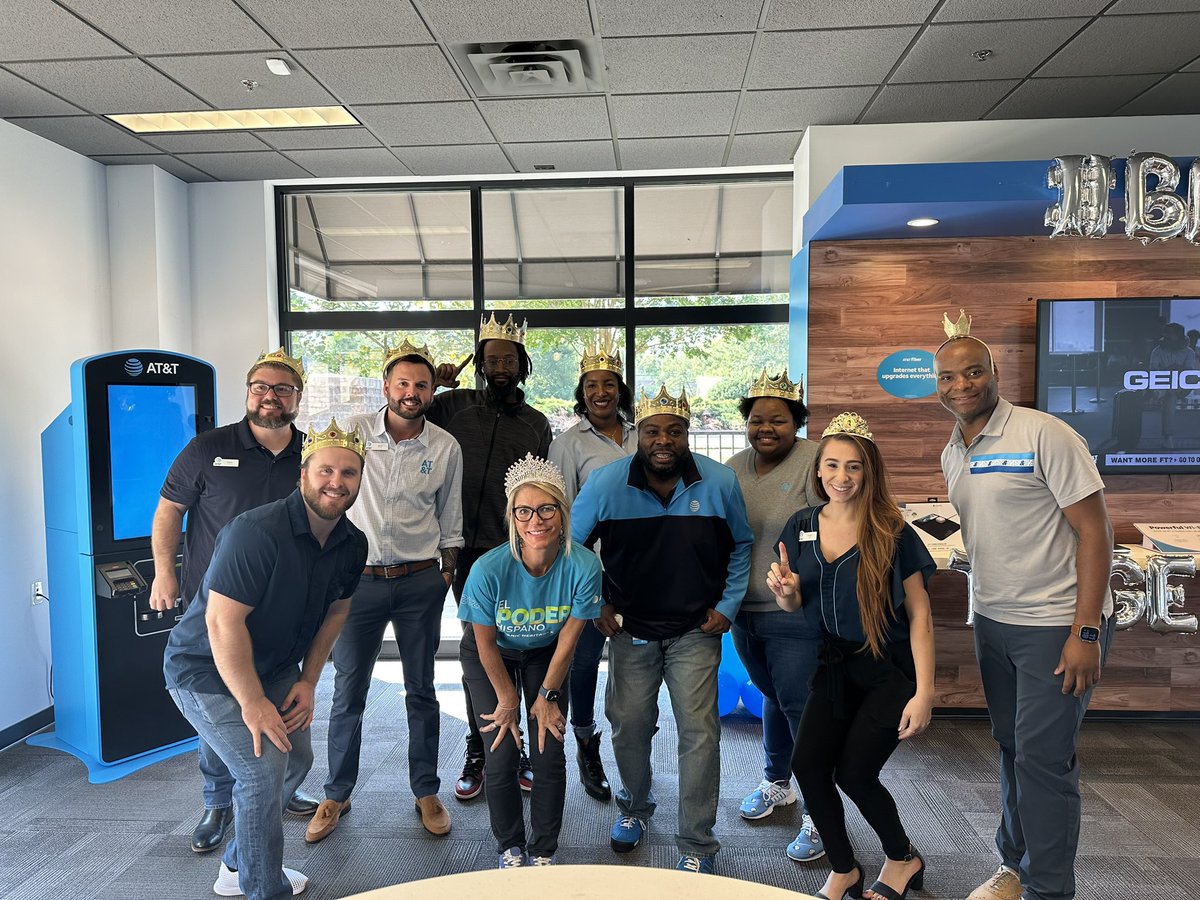 CrownJulesNC's tweet image. The 👑 was Thrilled to have hosted Betsy and Vince pre-Apple launch!  We loved connecting and even presented them with their own Crowns! Grateful for their time and insights. Let&apos;s make the upcoming Apple launch day a great one!