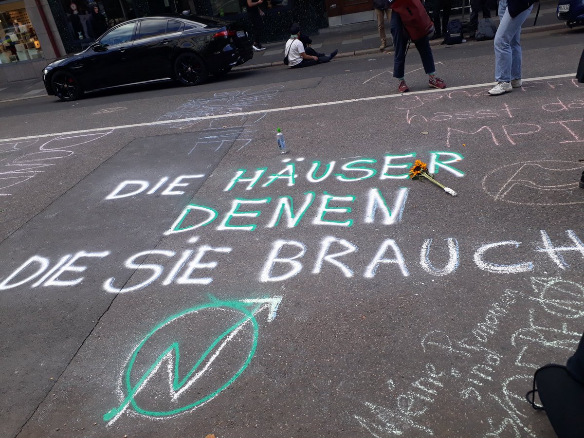 DieDruckerei069's tweet photo. Das MPI hat sich geweigert und reinzulassen und den Dialog abgelehnt. Wir packen also zusammen und lassen lediglich unser Botschaften auf der Straße als Erinnerung stehen! https://t.co/jaBkCKZK4A