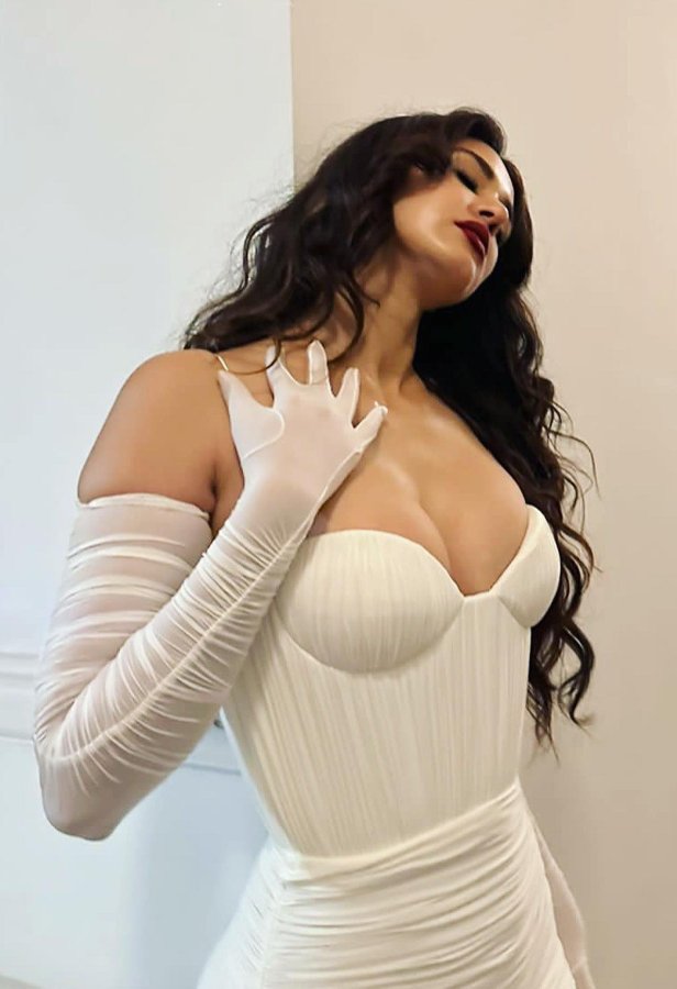 F6oQ8axWgAA2WA0?format=jpg&name=900x900