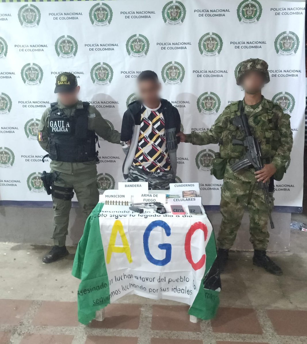 #Judiciales Alias “carroloco” fue capturado en flagrancia por el Gaula de la Policía en área rural de El Piñón
Esta ofensiva contra el crimen, estuvo articulada entre Policía y ejército Nacional.
laportadasm.com.co/2023/09/alias-…