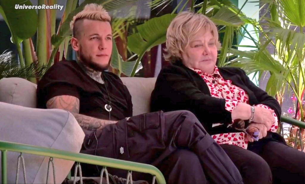 AlbaMinuchi's tweet image. La típica escena del demonio y el angelito apareciendote alrededor de tu cabeza cuando tienes que tomar alguna decisión. #GHVIP22S