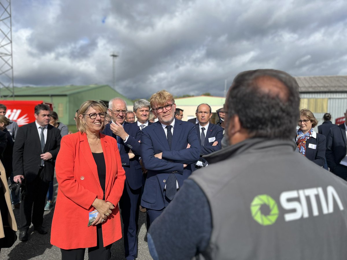 sretailleau's tweet photo. Avec @MFesneau, nous lançons aujourd'hui dans l'Allier le Grand Défi Robotique Agricole de #France2030.

Ce programme doté de 21M€ accélèrera l'innovation et contribuera à déployer près de 6 000 robots agricoles d'ici 2031. https://t.co/c0jn1lMCO4