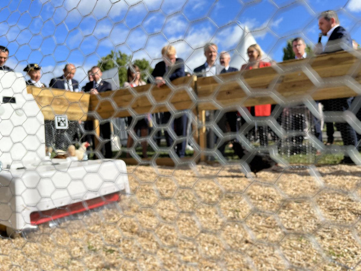 sretailleau's tweet photo. Avec @MFesneau, nous lançons aujourd'hui dans l'Allier le Grand Défi Robotique Agricole de #France2030.

Ce programme doté de 21M€ accélèrera l'innovation et contribuera à déployer près de 6 000 robots agricoles d'ici 2031. https://t.co/c0jn1lMCO4