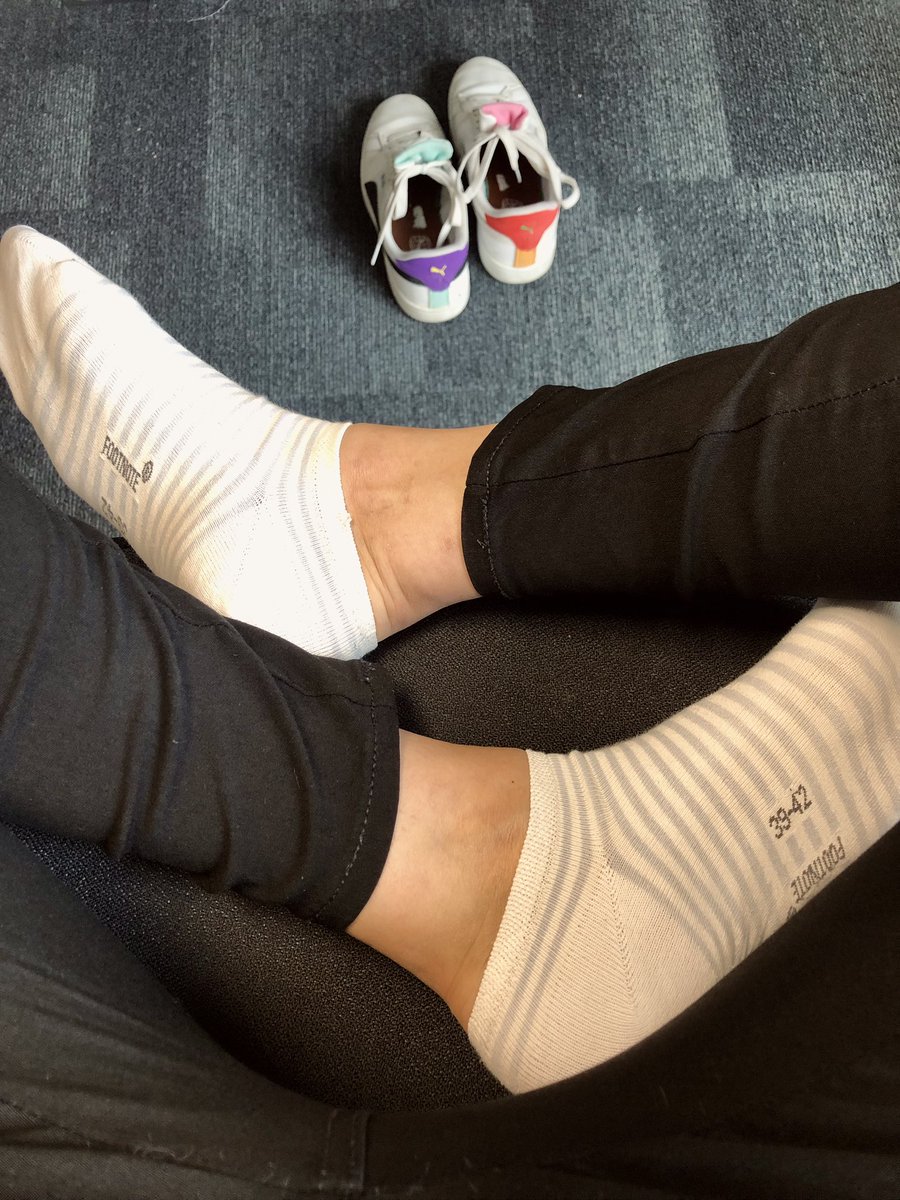 OpheliaSocks's tweet photo. Showing my socks at the office 🤭

#sockedfeet #sniffmysocks #whitesocks https://t.co/DupESQ5bBp