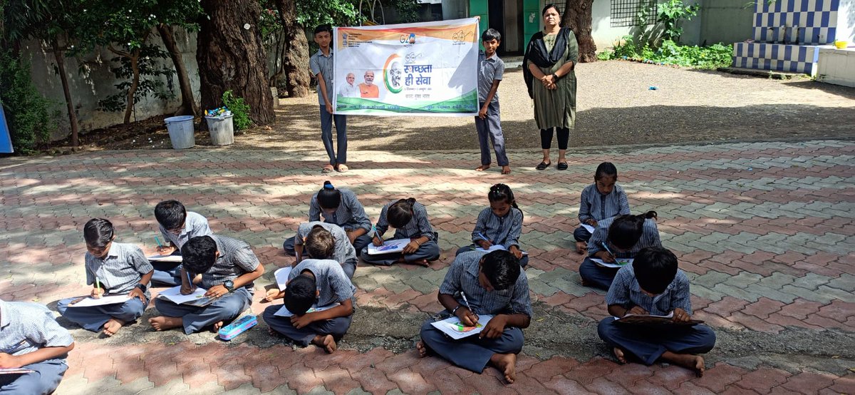 સ્વચ્છતા હી સેવા પખવાડિયાની ઉજવણી અન્વયે ઉપલેટા તાલુકાના ડુમિયાણી ગામે શાળામાં સ્વચ્છતા અંગેની જાગૃતી, સફાઈ, ચિત્ર સ્પર્ધા, નિબંધ સ્પર્ધા, ડોર ટુ ડોર કલેક્શન ની કામગીરી કરવામાં આવી.