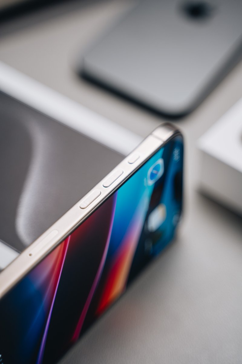 UltraLinx's tweet photo. Natural Titanium it is.

The edges are a lot softer.
The titanium finish on the sides looks fantastic.
Last picture it's alongside the Black Titanium. https://t.co/5h1JI8WPxX