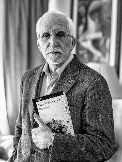 literlandweb1's tweet photo. "P: ¿Qué es lo más inteligente que se puede hacer hoy?
R: Lo más inteligente… Sin volver a una mirada, en fin, pesimista, para mí, con mi edad y en el tiempo en que vivo, lo más inteligente, después de tanto haber andado por ahí, es estar tranquilo en casa. No hay fuera ninguna aventura que me subyugue lo suficiente como para salir de casa. Vivimos en un mundo en el que es crucial refugiarse, y saber organizar en tu interior, en tu existencia y en tu escenario el espacio de tu vitalidad. He ido a un proceso de retraimiento y de búsqueda de refugio personal, donde están las cosas más placenteras y donde estoy más a gusto. Antes, la batalla de cada día era salir por ahí; hoy, la de volver y estar tranquilo".
Luis Mateo Díez en una entrevista de Zenda Libros