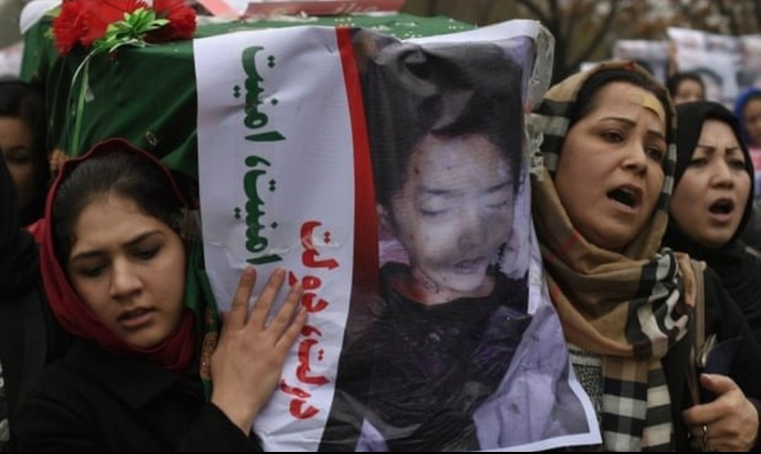 daichopanazmo's tweet photo. Beheading two Hazara civilians in Oruzgan by the AFG-Pashtuns/Taliban has a culture of impunity. 

9th of Nov, 2015, 7 Hazara civilians were abducted &amp; beheaded in Zabul Prov, including a 9yr-old Hazara child. 

in 2010, 9 Hazaras were beheaded in Oruzgan. 
#StopHazaraGenocide https://t.co/aZYt7sQZGm