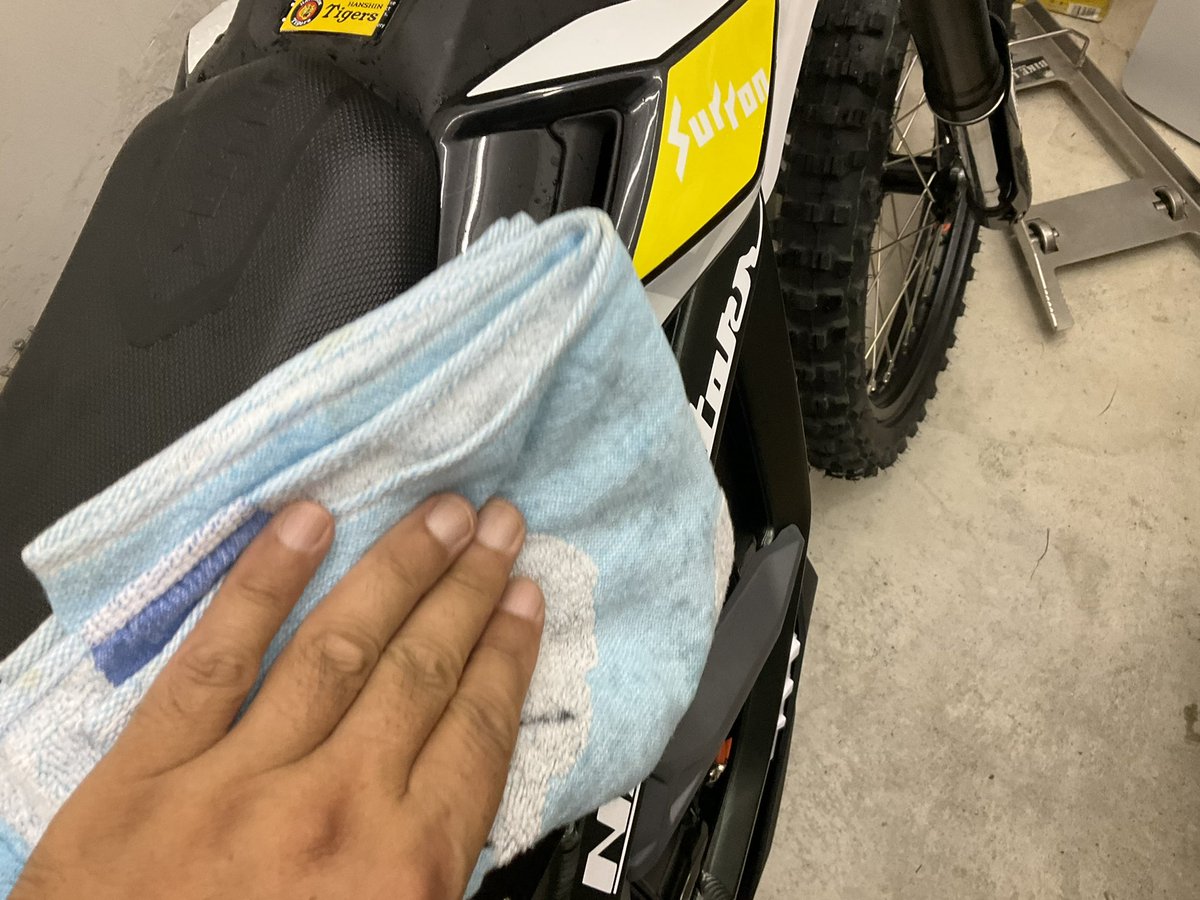 KTM819O4's tweet photo. #LightBeeX #雑巾X 
TwitterがXになるはるか以前から
バイクは雑巾Xで拭いていました！(´∀｀*)／ https://t.co/VS7TbeM2ku