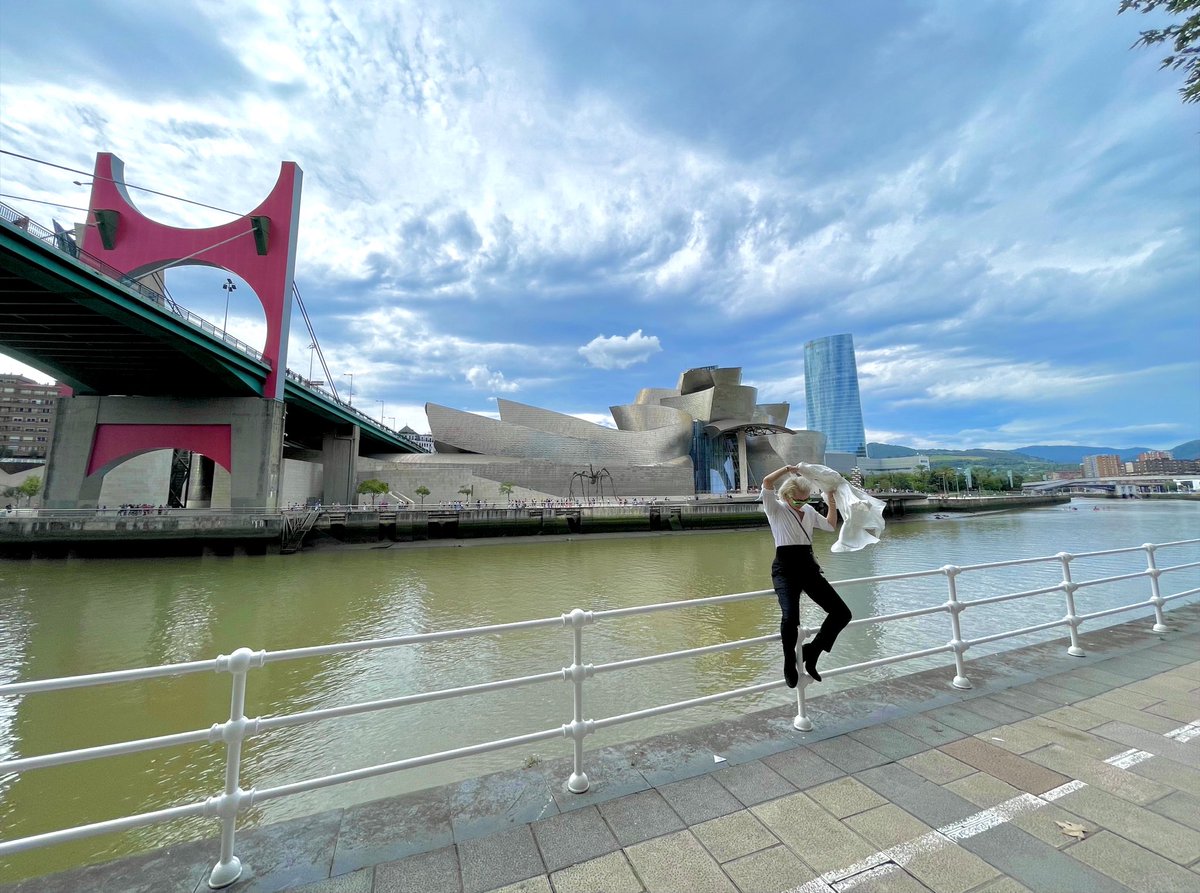 HaSangBeg's tweet photo. a city as an installation art or a sculpture : #Bilbao &amp; #GuggenheimBilbao ; overwhelming gorgeous exterior is a good start without a doubt then spacious yet full of storytelling interior filled with exciting materials and amazingly curated contents, the Guggenheim Bilbao. 😘 https://t.co/YglWK7mp5l