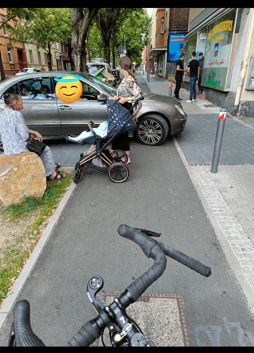 sauerbrot's tweet photo. @LamimaGC @travelflo Permanent die Gesichter anderer direkt und ohne Erlaubnis zu fotografieren.. Gesetzte gelten für Radfahrer eh nicht. https://t.co/HAkGSH4dHS