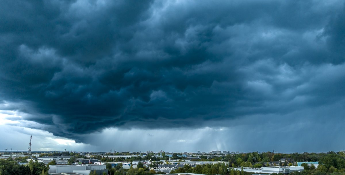 #Climat Hier, à #Angers, le ciel nous ai tombé sur la tête. J'ai juste eu le temps de sortir mon drone pour immortaliser l'instant. Et pour un météorologiste amateur comme moins je ne pouvais pas rater ce nuage.