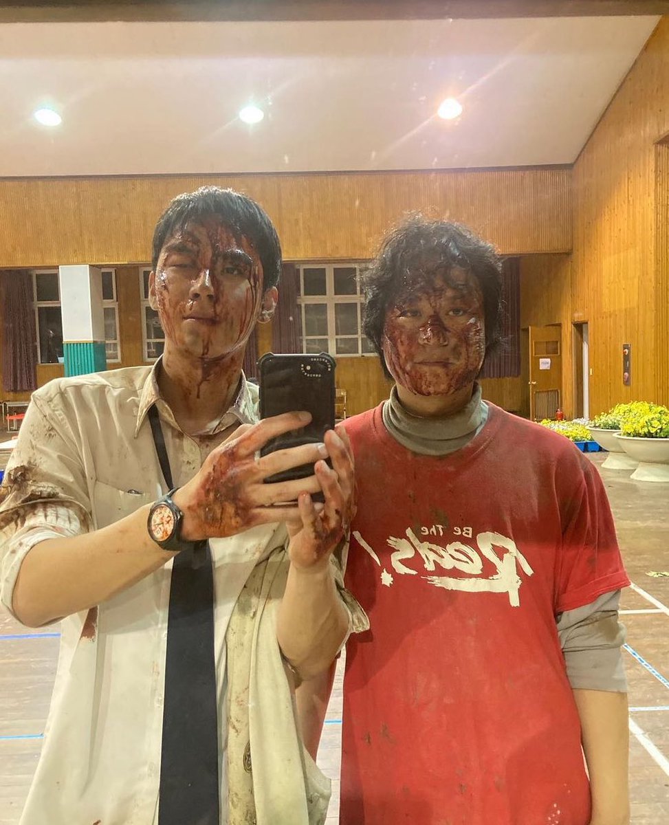 nUKiOz's tweet image. #คิมโดฮุน ออกมาขอบคุณทุกคนจากกองซีรีส์ #Moving ทางเราประทับใจรูปกับพ่อ #คิมซองกยุน ที่สุด

โดฮุน บอกว่า ถ่ายกับพ่อ ไม่มีรูปไหนปกติเลย แต่คนดูประทับใจทุกรูปและทุกโมเมนต์นะคะ

❤️❤️

© instagram.com/p/CxfaJCfrWeL/…