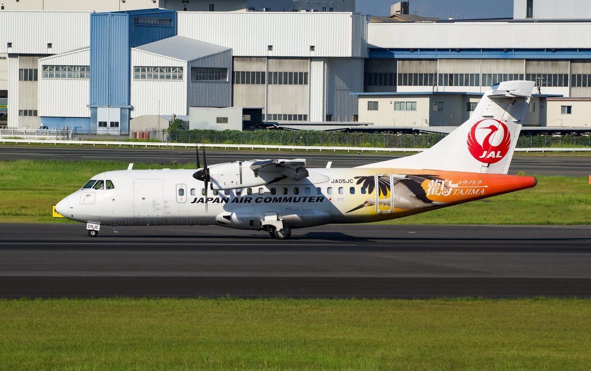 AppleJALsinzya's tweet photo. #JAL #JAC #JA05JC #ATR46 #伊丹空港
伊丹空港で撮影した、JACのATR46ガチピン！！
しっかりと機体全体にピントが合っていて、顔や翼、羽、機体後部のコウノトリの塗装までしっかり見えていてカッコイイ！！ https://t.co/tBWxWxSlTr