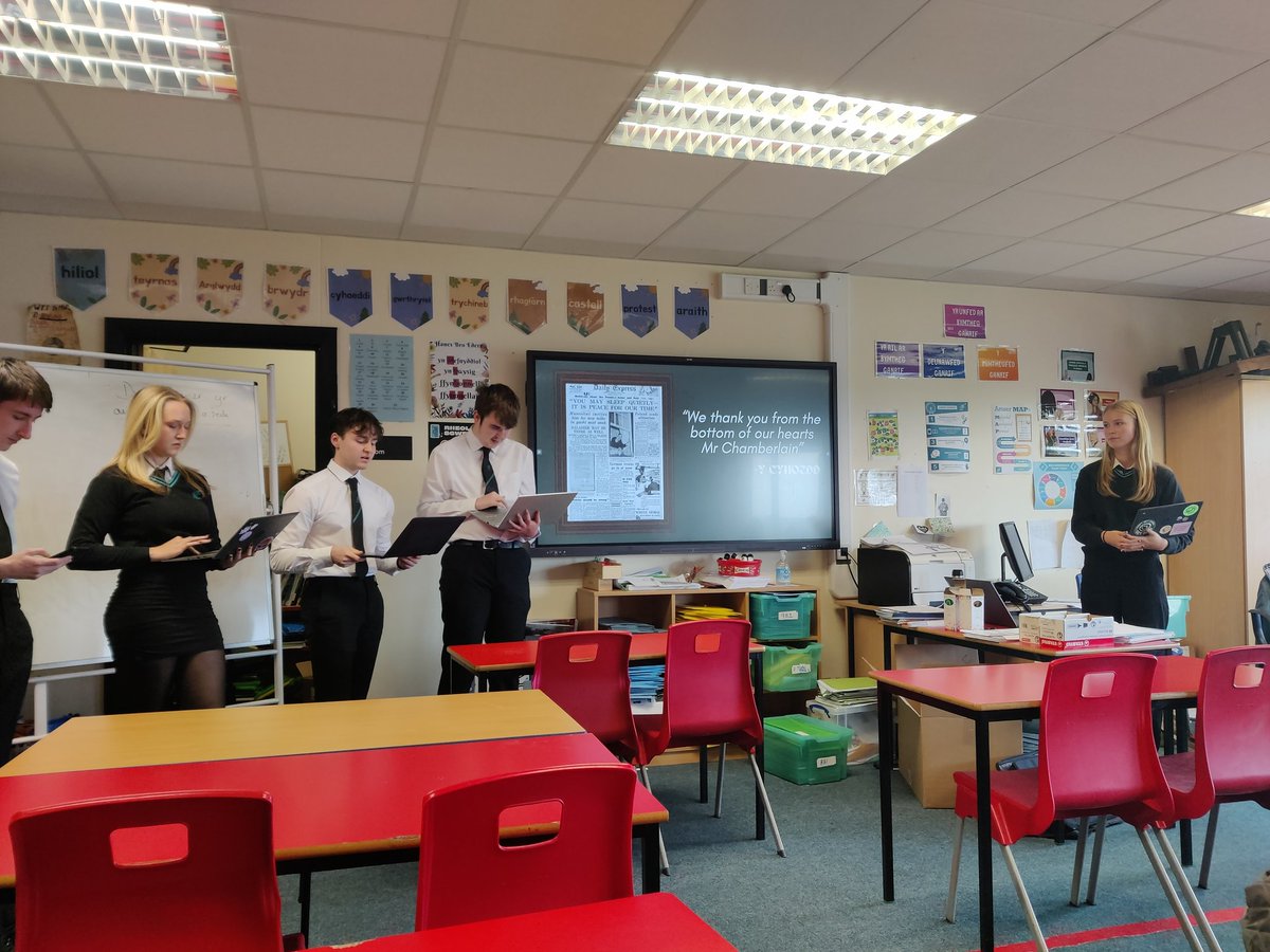 DyniaethauBroEd's tweet photo. Da iawn ein haneswyr Lefel A ar eu chyflwyniadau heddiw ar dyhuddo!/ Well done our A Level students on their presentations on appeasement Gwych! ๐๐#llafaredd #hanes https://t.co/T9lkeKa1Pv