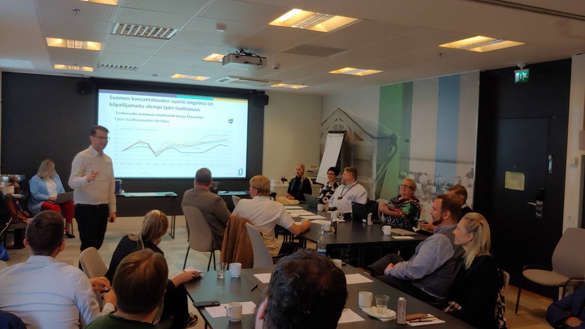Miten tuottavuutta voidaan parantaa julkishallinnossa? Yhteistyöllä, verkostoissa ja ekosysteemeissä. Aihetta ruodittiin palveluväylän näkökulmasta valtio- ja kuntasektorin kanssa Tampereella kaksi päivää.