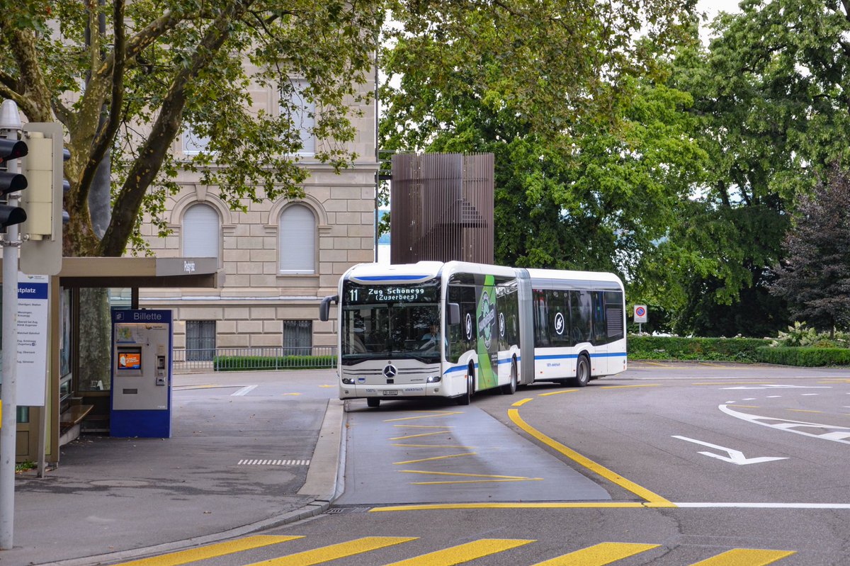 Zug : Un eCitaro G de la ligne 11 arrive sur la place de la Poste. (16.07.2023)

#Zug #Wirbewegenzug #MercedesBenz #DaimlerBuses #eCitaro #eCitaroG #electric #bus #autobus #sustainablebus #busstop #city #transport #transit #öpnv