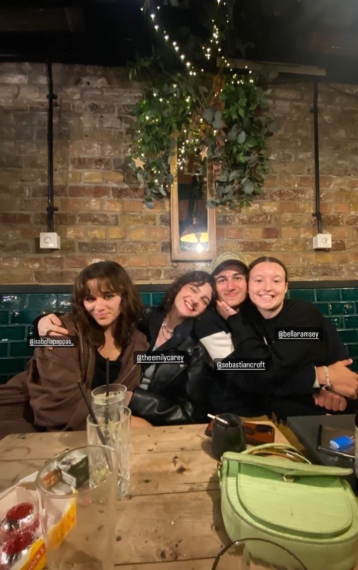 bellaramseybr's tweet photo. Nova foto de Bella Ramsey com amigos.

📸 | @/amirwilson_ (no Instagram.) https://t.co/qVVgpCjt8A