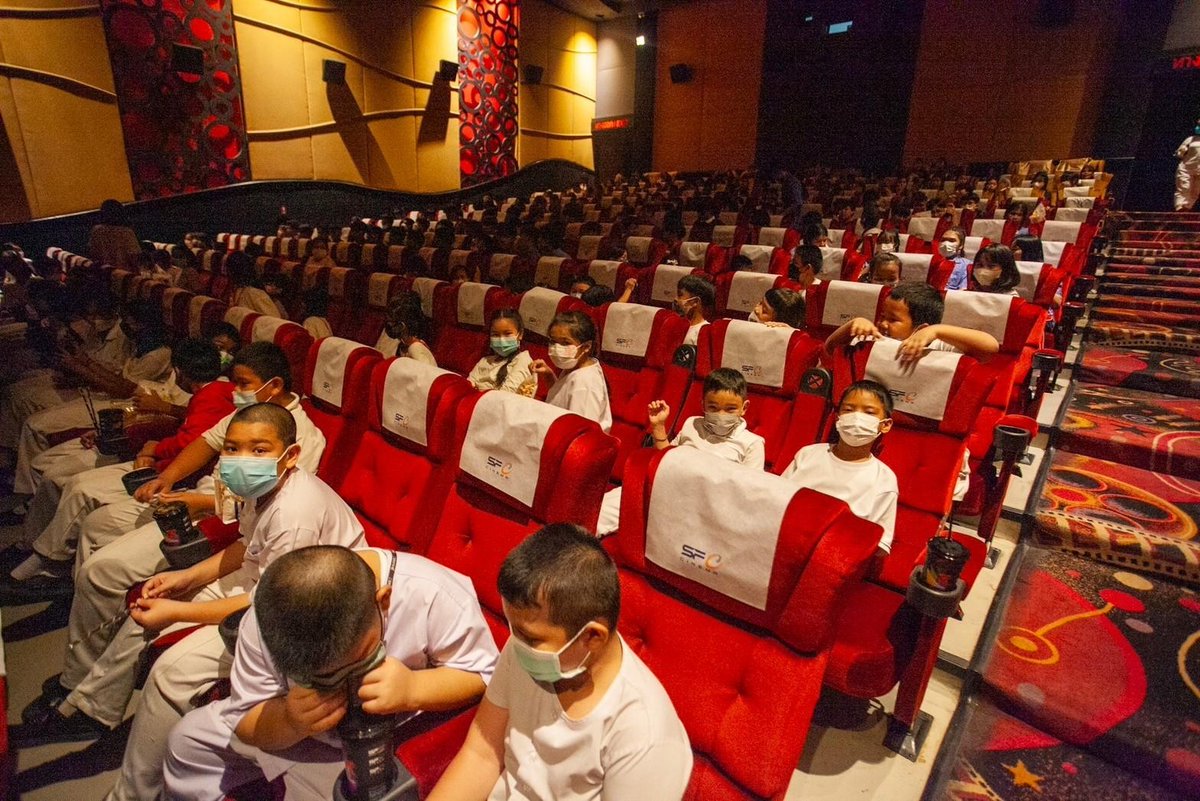 MileApoGlobalFC's tweet photo. Sharing is happiness ๐ฅฐ
International fans are honored to be able to provide movie tickets to 132 kids in Chonburi so they can watch ManSuang.
The smile on their faces showed that this project was well worth it!
๐September 22nd, 10:00am
๐SF Chonburi, Kasemwit Chonburi
โค๏ธ132 Students and Teachers
@milephakphum @Nnattawin1 #MilePhakphum #Nnattawin #เนเธกเธเธชเธฃเธงเธ #ManSuang #ManSuangFanProject