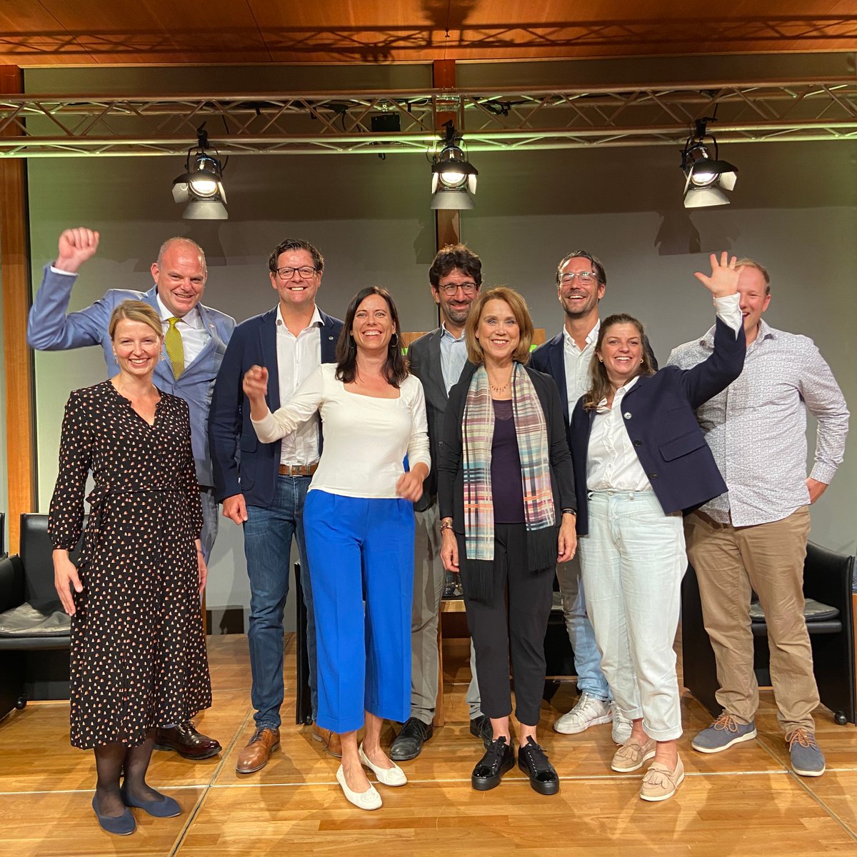 Wie werden aus Erkenntnissen💡innovative Anwendungen🚀? Im Leuchtturmwettbewerb  "Startup Factories" des @BMWK treten <a href="/KITKarlsruhe/">Shmoopy</a>, <a href="/Uni_Stuttgart/">Uni Stuttgart</a>, <a href="/UniHeidelberg/">Uni Heidelberg</a>, <a href="/uni_ulm/">Universität Ulm</a>, <a href="/hdm_stgt/">Hochschule der Medien (HdM)</a> gemeinsam😀mit dem Gründermotor an! t1p.de/startupfactori… *wt/📸: <a href="/MWK_BW/">sanad abomokh</a>