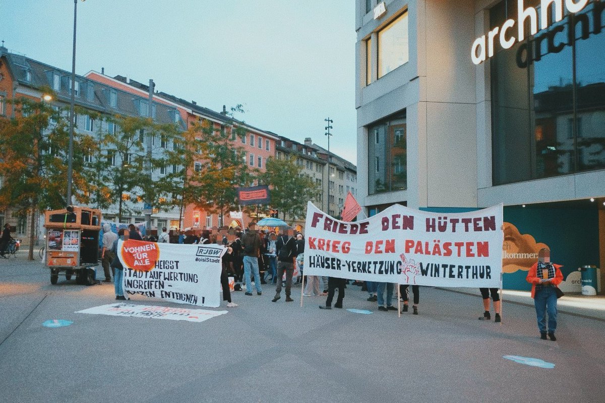 Gestern auf der Strasse von Winterthur. Zum 10jährigen der niedergeschroteten Tanzdemo #standortfucktor versammelten sich 300 Leute mit fetten Beats (und Reden und Konzerten) gegen fette Bonzen. Aufwertung heisst Verdrängung, damals wie heute
