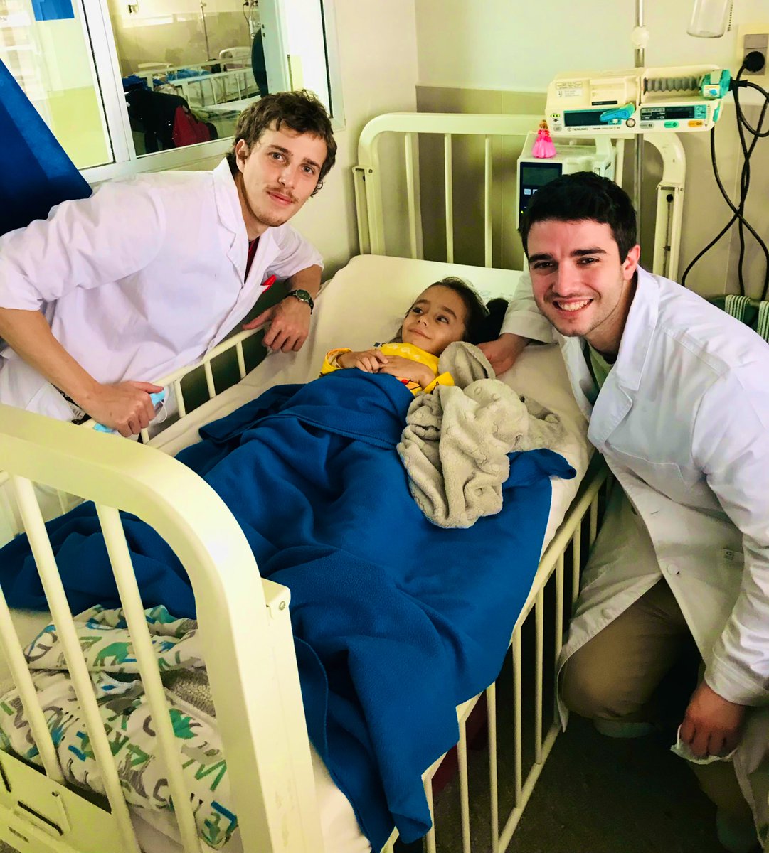 NanyCristal's tweet photo. Buenos días comarca posoperatoria!
Los partes mejoran día a día pero hoy queremos agradecer, si, ellos son parte del equipo que operaron a #ValentinoSosLoMás y queremos en ellos hacer el reconocimiento merecido y claramente no por la excelencia de esta cirugía en particular si no por la enorme empatía que ejercen, el respeto y la dedicación que le ponen a lo que aman hacer. Nos encontramos en un momento donde solamente publicamos críticas poco constructivas pero olvidamos dar visibilidad y reconocimiento a los verdaderos héroes con túnica blanca, esos que se comprometen con la patología pero aún más con el usuario y su familia. Queremos dejarle en esta foto todo el amor y los abrazos posibles a ellos y al enorme equipo médico que le da seguimiento a Valen y a miles de niñxs cada día. Gracias totales!