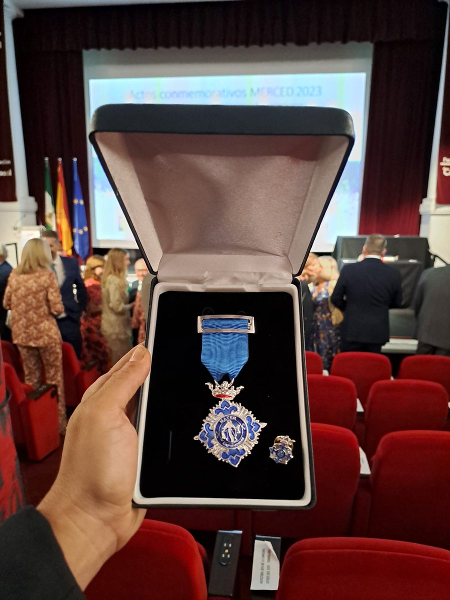 Mamen Martin Salinas (@salinasmamen) on Twitter photo Un orgullo la medalla de plata al mérito social concedida a @fundlacaixa y <a href="/VoluntCABK/">Voluntariado CaixaBank</a> recogida hoy por <a href="/JuanIgZafra/">Juan Ignacio Zafra</a>, director territorial de <a href="/caixabank/">CaixaBank</a> en Andalucía y <a href="/ylocolpez/">Yolanda López</a>. Distinción de Instituciones Penitenciarias en el día de la Merced. Un orgullo la medalla de plata al mérito social concedida a @fundlacaixa y <a href="/VoluntCABK/">Voluntariado CaixaBank</a> recogida hoy por <a href="/JuanIgZafra/">Juan Ignacio Zafra</a>, director territorial de <a href="/caixabank/">CaixaBank</a> en Andalucía y <a href="/ylocolpez/">Yolanda López</a>. Distinción de Instituciones Penitenciarias en el día de la Merced.