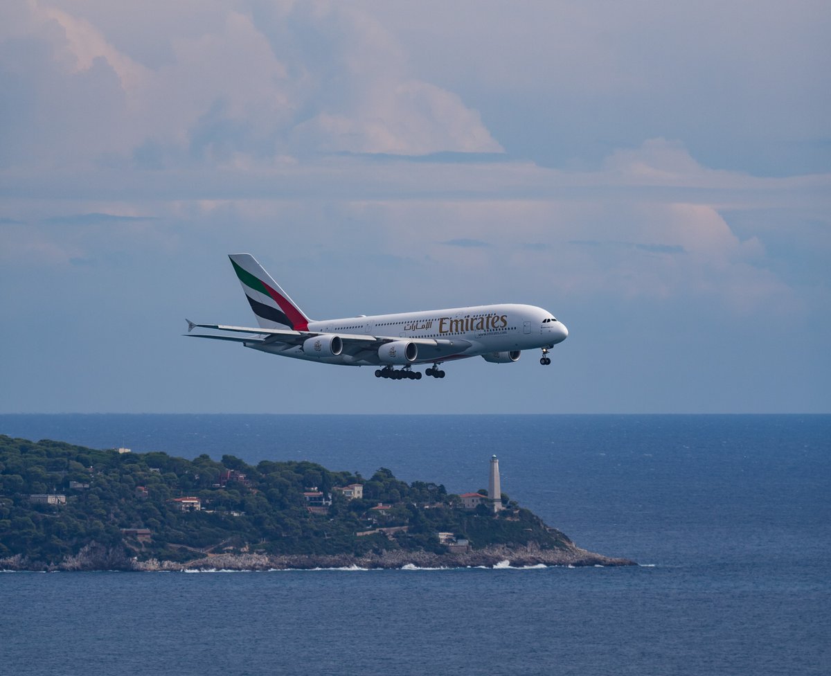 tonioche06's tweet image. A380 Emirates à l‘atterrissage à Nice.
#LFMN @AeroportNice