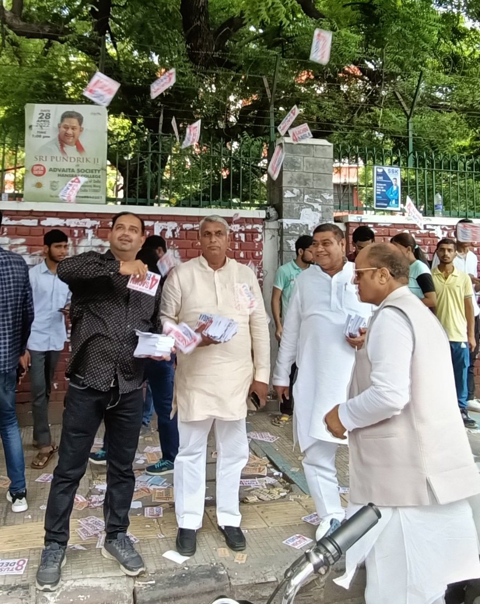 MANISHTANDON1's tweet photo. आज डूसू चुनाव के दौरान नॉर्थ कैंपस के हंसराज कॉलेज मे @ABVPDelhi के समर्थन में अपने साथियों के साथ वोटर्स को एबीवीपी के उम्मीदवार बैलेट न. 8 4 3 4 पर वोट करने की अपील करते हुए.... #ABVP #ABVPElection #DUSU2023 #ABVP #ABVPOnceMore #DUSU8434 #ABVP4DUSU #DUSupportsABVP #DUSU2K23 https://t.co/aYVrAzsTFT