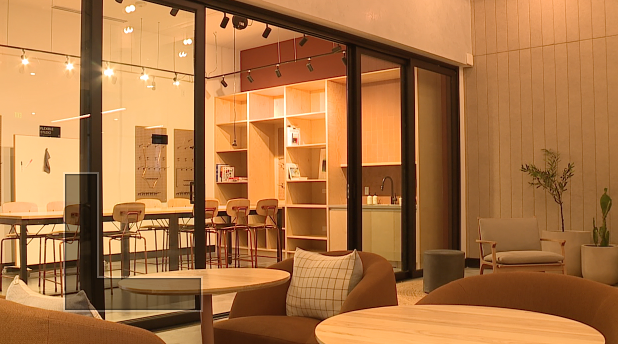 JamieABC15's tweet image. A new housing trend growing in popularity is co-living &amp;amp; co-working in downtown Phoenix. Meaning, you live with roommates &amp;amp; can work remote amongst your neighbors. I'll have how much it'll cost you &amp;amp; how it compares to housing prices in the valley - this morning at 6:30 on #ABC15