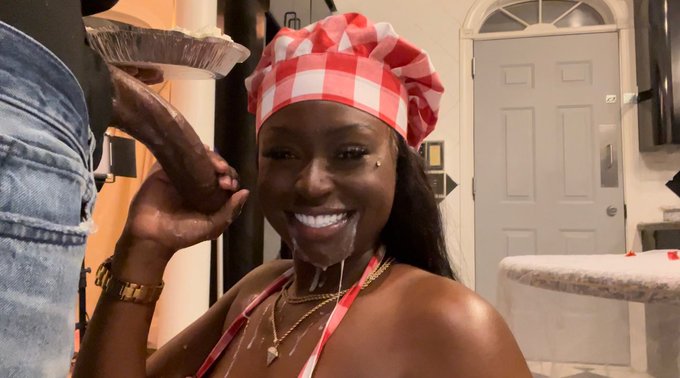 1 pic. Smile if you like dick https://t.co/0KgprOzrti