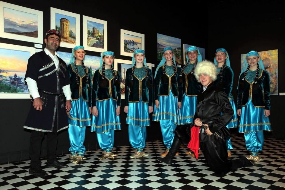 #Tallinn şəhərindəki Dizayn və Memarlıq Qalereyasında tanınmış #azərbaycanlı rəssam Rövşən Nurun əsərlərindən ibarət sərgi açılıb.

📌 diaspor.gov.az/az/news-detail…

#Azerbaijan
#Diaspora 
#AzerbaijaniDiaspora