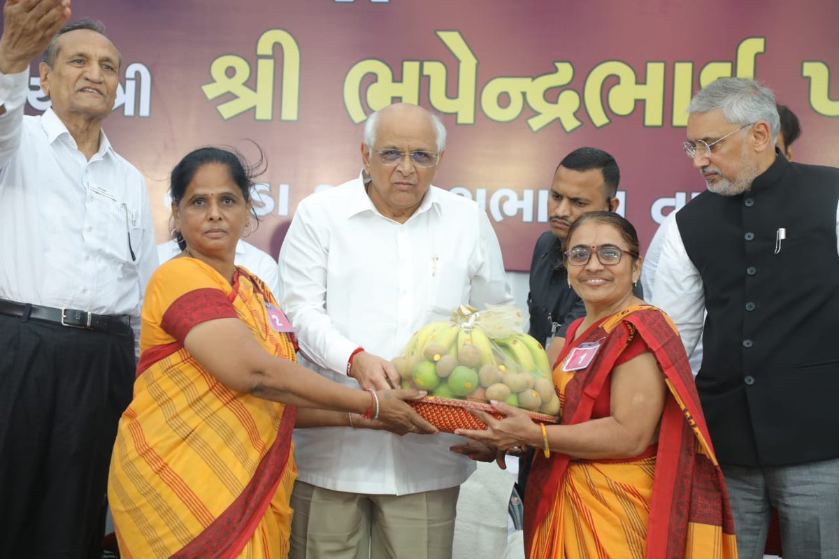 InfoGujarat's tweet photo. અમદાવાદના નવા નરોડા ખાતે ધી સૌરાષ્ટ્ર કો-ઓપરેટીવ બેંકની પાંચમી શાખાનો શુભારંભ કરાવતાં મુખ્યમંત્રી શ્રી ભૂપેન્દ્રભાઈ પટેલ
આંગણવાડીની 73 બહેનોને ફ્રૂટ બાસ્કેટ અને મીઠાઈનું વિતરણ તેમજ બેંકના 5 શ્રેષ્ઠ ખાતેદારોનું સન્માન કરાયું
#Gujarat #BankOpening https://t.co/LbTTAFgwKV