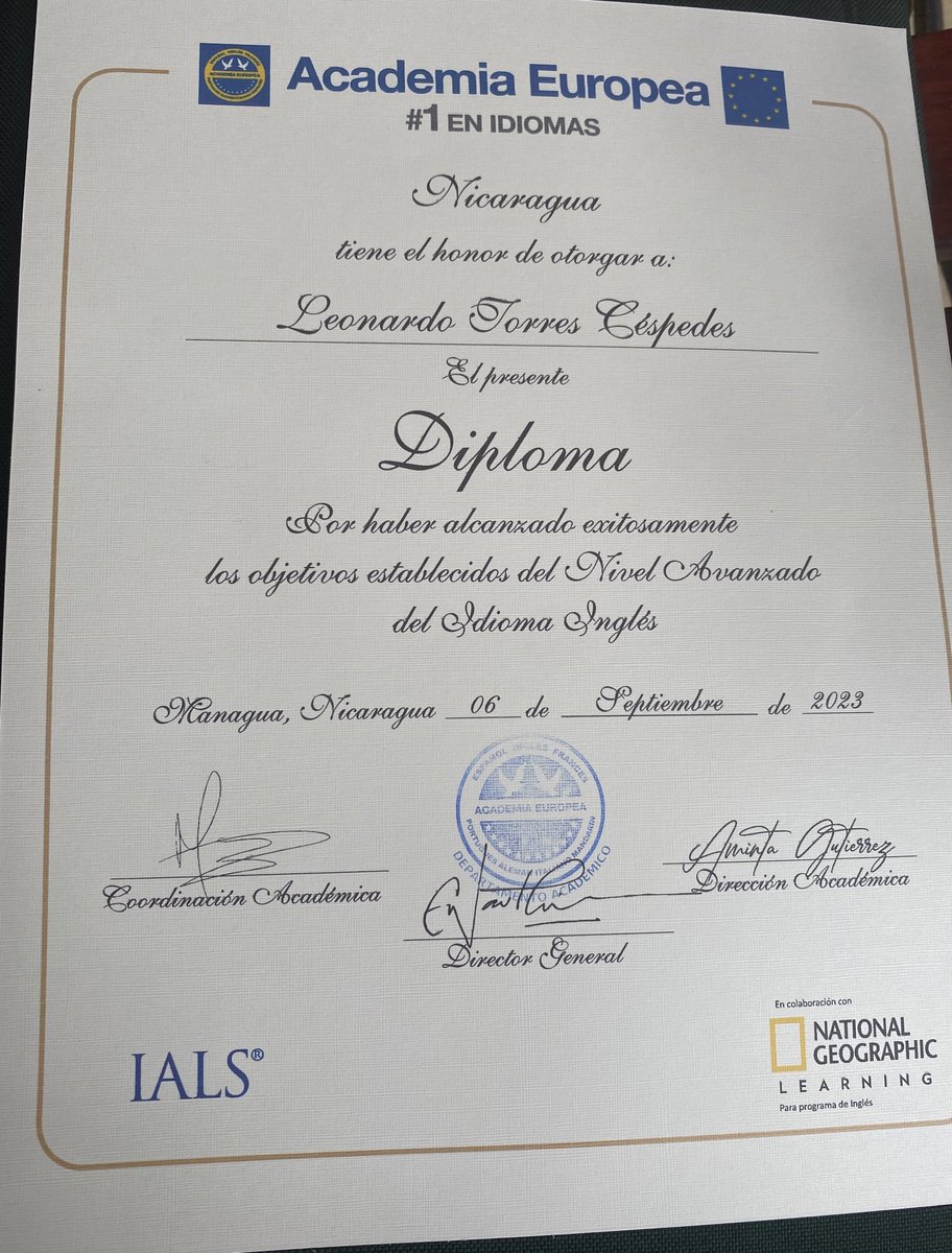 Gracias a Dios se puede cuando se persevera, aquí Manuel Membreño del equipo de excelentes Profesores de Academia Europea, mejor en Idiomas; me hace entrega de Diploma de Aprobación de Nivel Avanzado de Inglés. Me acompañan dos de mejores alumnas de mi grupo Leshkath y Javiera.
