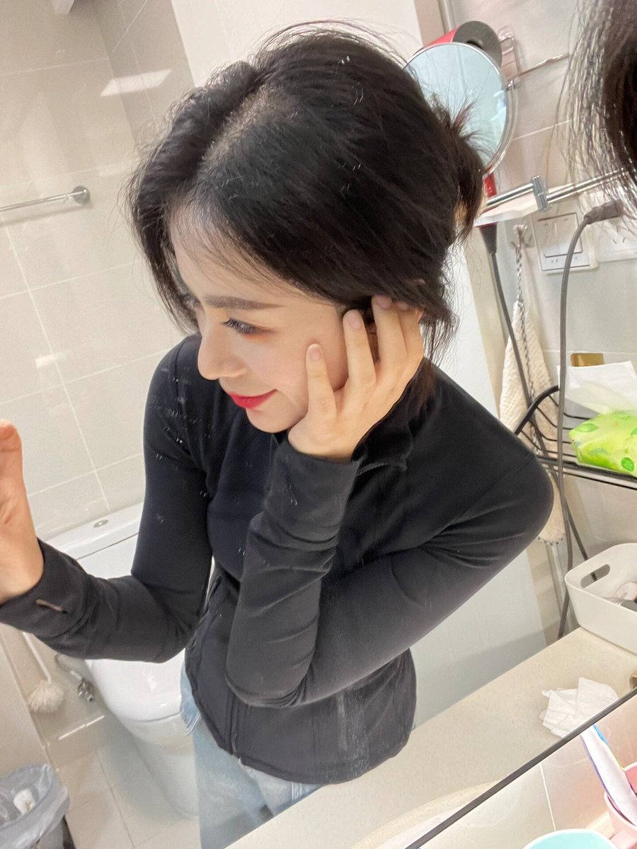 DanielS46699111's tweet photo. 蒙上眼睛的时候，其实不在意压在身上的那个男人是谁，尽情的幻想，尽情的呻吟，被插到兴奋的时候，渴望自己的菊花嘴巴都塞满肉棒。 https://t.co/HzSKU21aff