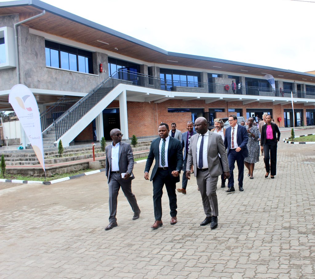 MusanzeDistrict's tweet photo. Minisitiri wa @MiniYouthRwanda @jnabdallah afatanyije na Guverineri wa  @RwandaNorth @gahundemaurice , Ambassaderi wa  @BelgiumRwanda H.E @bertversmessen, DG wa @LODARwanda @gagaclaudine na Meya w' Akarere @HBizimana yafunguye ku mugaragaro Ikigo cy' Urubyiruko  @yegomusanze . https://t.co/mXNyI6oVWE