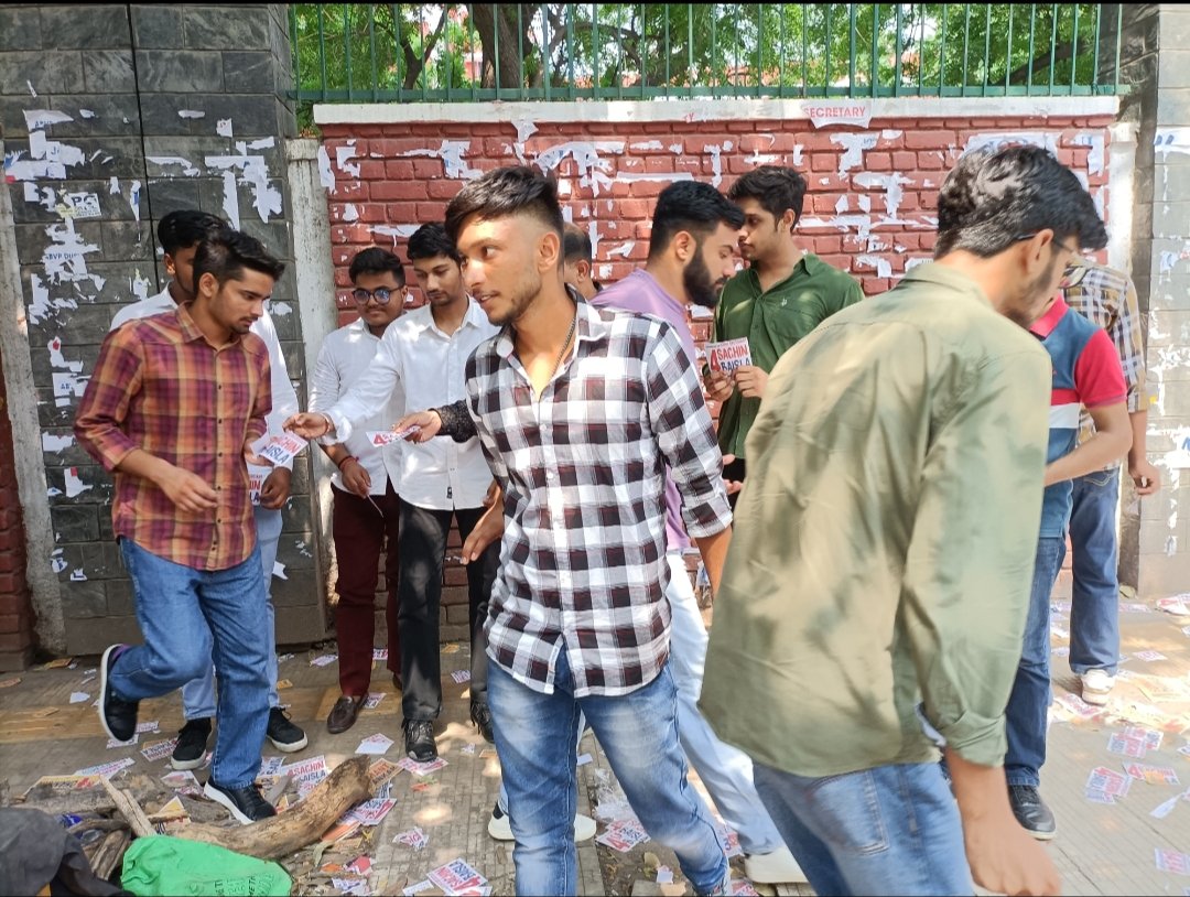 MANISHTANDON1's tweet photo. आज डूसू चुनाव के दौरान नॉर्थ कैंपस के हंसराज कॉलेज मे @ABVPDelhi के समर्थन में अपने साथियों के साथ वोटर्स को एबीवीपी के उम्मीदवार बैलेट न. 8 4 3 4 पर वोट करने की अपील करते हुए.... #ABVP #ABVPElection #DUSU2023 #ABVP #ABVPOnceMore #DUSU8434 #ABVP4DUSU #DUSupportsABVP #DUSU2K23 https://t.co/i8MejxfCN3