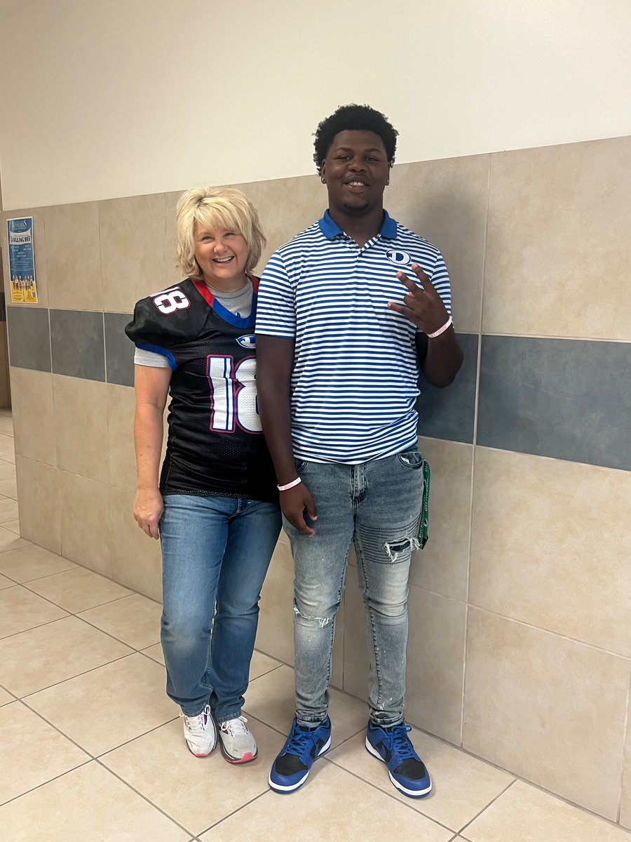 BeckyEanes's tweet photo. So exciting to representing #18 for the Gators! @DickinsonFB https://t.co/h1UWHB2s9k