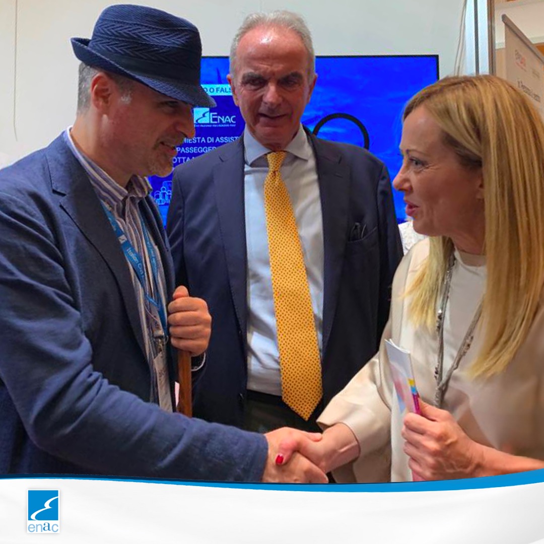 EnacGov's tweet photo. Presidente #Enac Di Palma accoglie il Premier @GiorgiaMeloni allo stand Enac a #ExpoAid 2023.
Il Presidente Di Palma, illustrando le attività dell'Ente, ha presentato al Premier l'ispettore Enac Longo, non vedente, che svolge la propria funzione a tutela della qualità dei servizi https://t.co/3GOrTXt6L8
