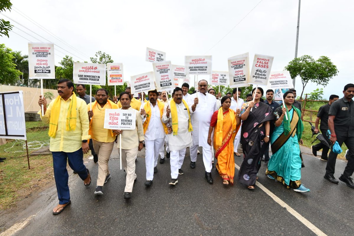 SrikanthMLC's tweet photo. అసెంబ్లీ సమావేశాలు రెండో రోజు మన నాయకుడు శ్రీ నారా చంద్రబాబు నాయుడు గారి అక్రమ అరెస్టు నిరసిస్తూ సహచర టీడీపీ నేతలతో కలసి నిరసన ప్రదర్శన చేయడం జరిగింది! 

#IAmWithBabu #NationWithCBN #FalseCasesAgainstNaidu #MyHeroCBN https://t.co/4v91T85JPc