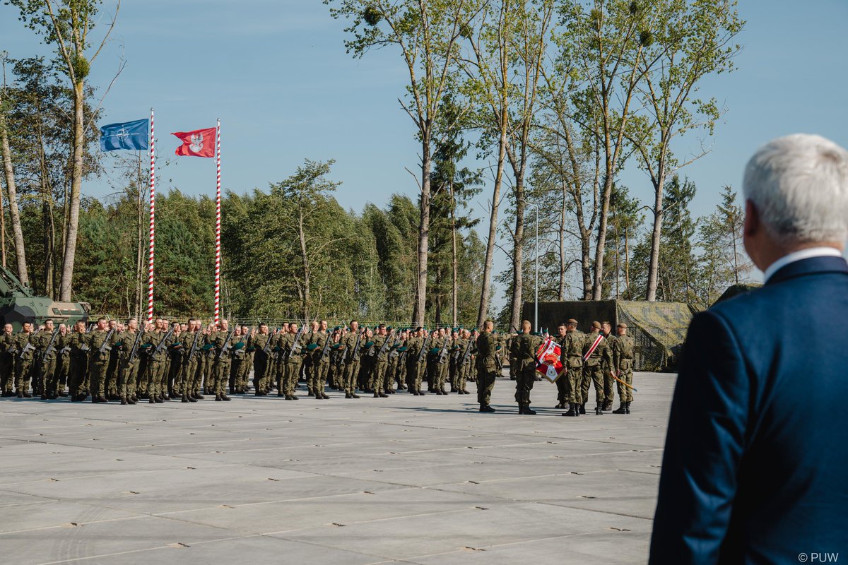 PodlaskiUW's tweet photo. 🪖 80 ochotników złożyło w Kolnie przysięgę wojskową. To  żołnierze dobrowolnej zasadniczej służby wojskowej, którzy przez cztery tygodnie byli szkoleni przez instruktorów #1PBOT. 

➡ Więcej: https://t.co/x1D7sMT8jV https://t.co/ZJ0N53EpQr