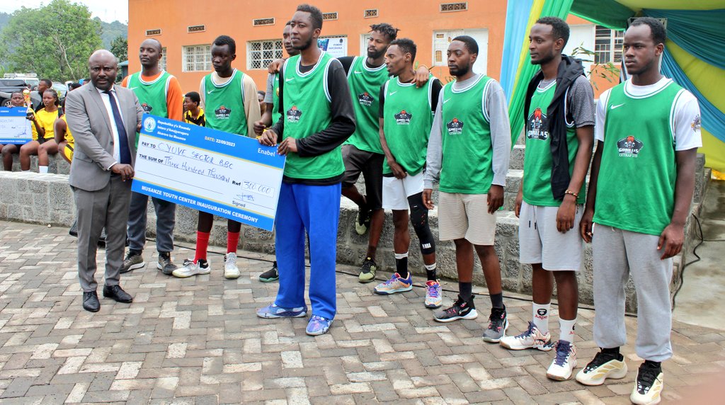 MusanzeDistrict's tweet photo. Uyu muhango wabanjirijwe n' imikino ya finali  ku bahungu n' abakobwa yahuje Imirenge ya #Muhoza na #Cyuve (Basketball ku bahungu) na #Muhoza na #Gacaca( Volleyball ku bakobwa).  Ikipe yambere yahembwe Sheki ya 500,000 Rwf, iya 2 ihembwa 300,00 Rwf ( abahungu &amp;abakobwa). https://t.co/rfipowT3xo