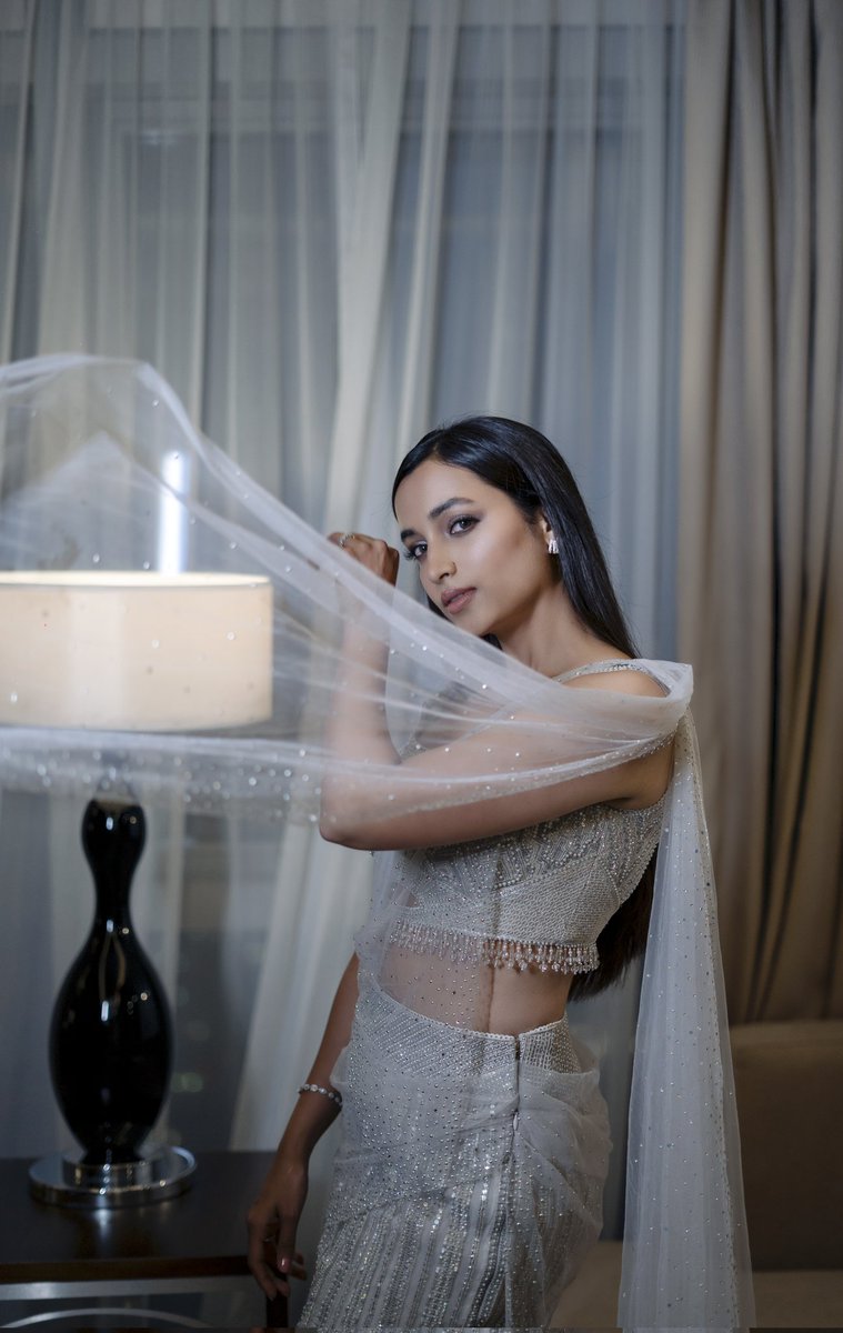 SrinidhiShetty7's tweet photo. Sparkle &amp; shine ✨️🤍 https://t.co/yKIuNmpNqV