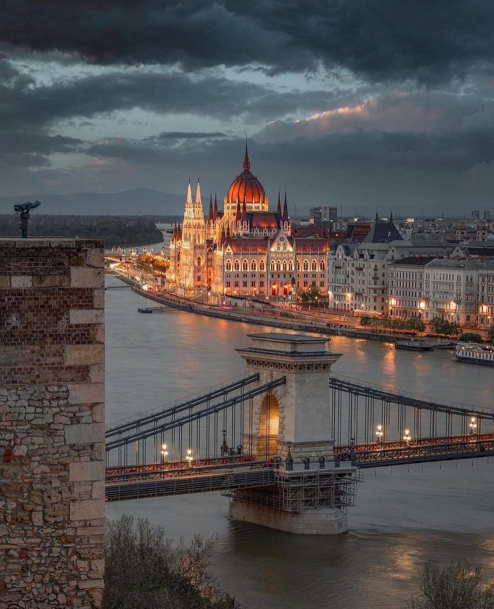 ecofused's tweet photo. 📸 : @escapetoeurope
🏰 Stroll along the Danube, be captivated by Buda Castle, and unwind in the city's famous thermal baths. 🌉✨ 
#Budapest
#Hungary
#BudapestViews
#DanubeRiver
#Cityscape
#BudapestNights
#HistoricBudapest
#ExploreHungary
#BudapestArchitecture
#BudapestMoments https://t.co/X6kI8e2ekq